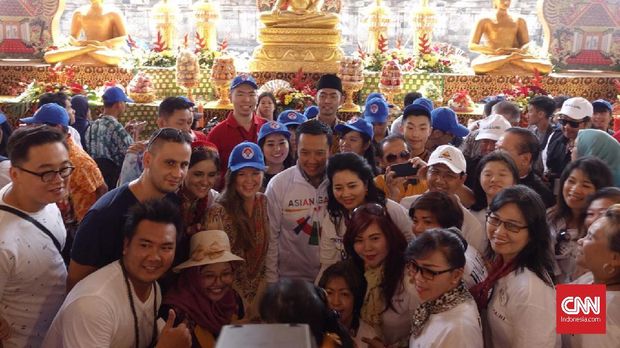 Menpora Imam Nahrawi mempromosikan Asian Games 2018 di Candi Mendut.