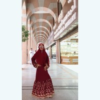 Penyanyi dangdut Kristina yang saat ini tengah menjalani umrah bersama Krisdayanti juga terlihat tampil glamour. Kristina tampak bergaya ke kamera memakai busana muslim merah yang dihiasi bordiran bunga. Foto: Dok. Instagram