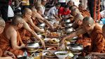 Umat Budha di Jakut Lakukan Ritual Pindapatta