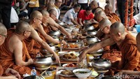 Pindapatta merupakan salah satu prosesi ritual jelang hari raya Waisak 2562 BE/2018.