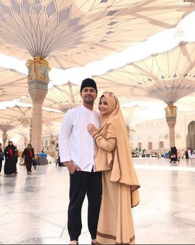 Gaya simpel menjadi pilihan Nagita Slavina saat umrah bersama suaminya, Raffi Ahmad. Nagita memakai gamis dan khimar berwarna cokelat. Foto: Instagram