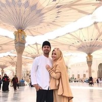 Gaya simpel menjadi pilihan Nagita Slavina saat umrah bersama suaminya, Raffi Ahmad. Nagita memakai gamis dan khimar berwarna cokelat. Foto: Instagram