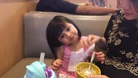 Kalau ini potret si kecil Shaka saat disuapi makan oleh ibunya. Gadis kecil ini tampak senang makan semangkuk pasta. Foto: instagram @adenbajaj