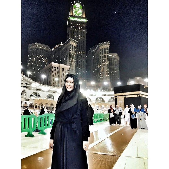 Penyanyi Maia Estianty memilih busana serba hitam saat umrah bersama putranya, Dul, pada Ramadan 2017 kemarin. Gamis hitam panjang tanpa motif dan kerudung hitam membuat penampilannya terlihat tidak mencolok saat berbaur bersama jamaah lainnya dari seluruh dunia. Foto: Dok. Instagram