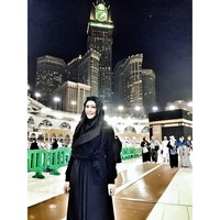 Penyanyi Maia Estianty memilih busana serba hitam saat umrah bersama putranya, Dul, pada Ramadan 2017 kemarin. Gamis hitam panjang tanpa motif dan kerudung hitam membuat penampilannya terlihat tidak mencolok saat berbaur bersama jamaah lainnya dari seluruh dunia. Foto: Dok. Instagram