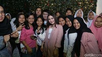 Prilly Latuconsina tampil bersama para penggemar untuk berbuka bersama. Foto: Febri/detikHOT