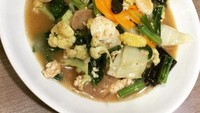 Kalau tidak ada udang, capcay seafood juga enak pake paduan bakso ikan dan bakso sapi yang gurih dan sedap, seperti buatan @liuverawaty. Foto: Istimewa
