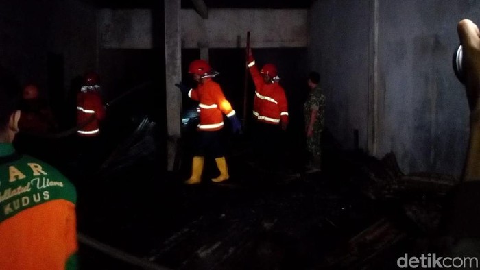 Kebakaran Hanguskan Gudang Kayu dan Rumah Warga di Kudus