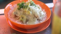  Sop duriannya belum siap tapi sudah terlihat menggoda. Serutan es batu yang diberi daging durian ini makin menggoda setelah ditambah susu kental manis. Sluuurp! Foto : Instagram @masclink_kulineran