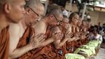 Umat Budha di Jakut Lakukan Ritual Pindapatta