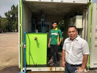 Petugas sedang mengolah air tinja.