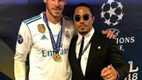 Pose istimewanya bersama chef Nurset Salt Bae yang khusus datang dari Turki untuk melihat pertandingan final Liga Champions. Gareth Bale berpose dengan medali kemenangannya. Foto: Instagram @garethbale11