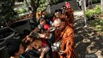 Umat Budha di Jakut Lakukan Ritual Pindapatta