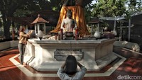 Semua umat terus memanjatkan doa.