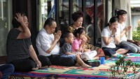 Beberapa umat mengajak seluruh keluarganya untuk berdoa di vihara.