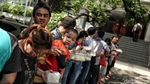 Umat Budha di Jakut Lakukan Ritual Pindapatta