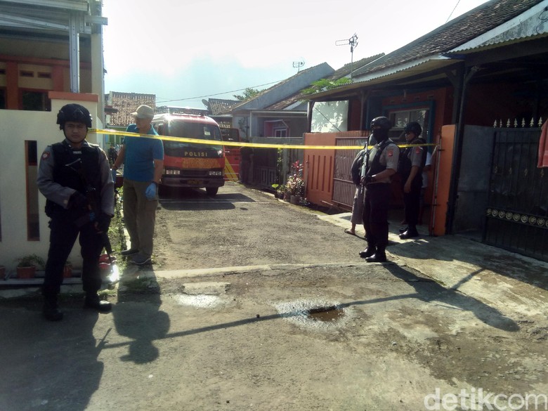 Densus Tangkap Terduga Teroris di Bengkel Las Tasikmalaya Densus Tangkap Terduga Teroris di Bengkel Las Tasikmalaya