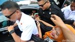 Dari dalam Mobil, Jokowi Bagikan Hadiah ke Warga Ciracas