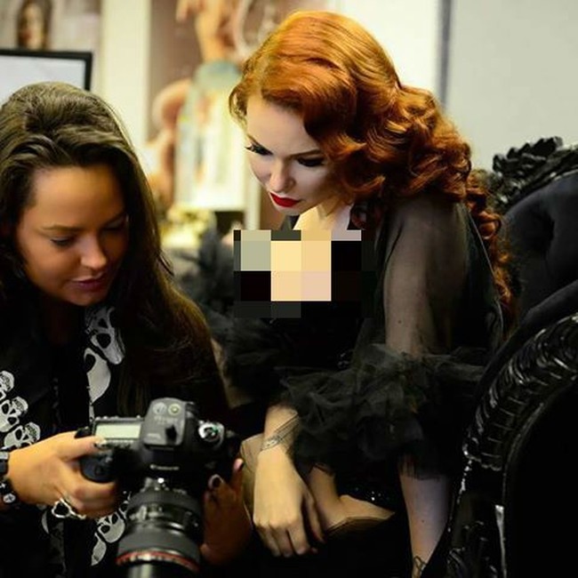 Adalah fotografer Chrissy Sparks dari Dollhouse Photography asal Inggris yang dikenal sebagai master fotografi bertema boudoir. Dia mengubah para wanita tua ini jadi kembali menarik perhatian layaknya gadis muda. “Aku ingin wanita yang ada di kehidupan sehari-hari ini bisa memiliki akses untuk merasakan pengalaman sebagai sampul majalah yang biasanya hanya dilakukan para model. Melalui karyaku, aku ingin merayakan para wanita di segala usia dan bentuk tubuh. Dengan kamera, pencahayaan, styling dan pose yang tepat, aku bisa membuat para wanita ini menampilkan kecantikan terpendam mereka,” tutur Chrissy panjang lebar seperti dikutip Mirror. Foto: Dok. Dollhouse Photography