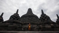 Fakta kedua, Setelah dipelajari, Candi Borobudur rupanya merupakan peninggalan Kerajaan Mataram Kuno yang dibangun pada masa pemerintahan Raja Samaratungga dari wangsa Syailendra. Pembangunan candi ini diperkirakan dilakukan antara abad ke-8 dan ke-9 Masehi. Dalam catatan seseorang bernama Hudaya Kandahjaya yang terdapat pada Prasasti Kayumwungan, Candi Borobudur selesai dibangun pada 26 Mei tahun 824. Masa pembangunannya pun hampir 100 tahun sejak proyek itu pertama kali dimulai. ANTARA FOTO/Andreas Fitri Atmoko  