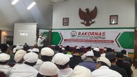Amien Rais kembali menunjuk foto Presiden Joko Widodo. Amien menunjuk foto tersebut sambil mengatakan Jokowi akan menjadi pemimpin yang dilengserkan Allah. Alasannya, Jokowi salah langkah hingga melakukan blunder. Ia mengaku yakin hal tersebut bakal terjadi. Menurutnya, malaikat bakal membantu mewujudkannya. (Foto: Marlinda Oktavia Erwanti/detikcom)