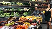 Begini nih gaya Dua Lipa kalau lagi belanja buah. Lagi-lagi pisang ya yang dibawanya. Foto: Instagram @dualipa
