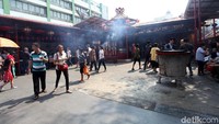 Hingga siang ini, sejumlah umat terus berdatangan.