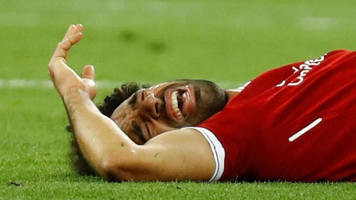 Mohamed Salah terkapar di final Liga Champion. Foto: Kai Pfaffenbach/Reuters Mohamed Salah terkapar di final Liga Champion. Foto: Kai Pfaffenbach/Reuters