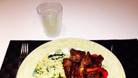 Makan malam Gareth terliht sederhana. Asupan karbo dari nasi dan protein dari daging. Nyam!Foto: Instagram @garethbale11