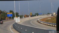 Selanjutnya, paket 3 dengan panjang 17,8 km terdiri dari satu jalur dengan perkerasan flexible pavement satu lapis. Pekerjaan timbunan ditargetkan selesai pada Mei 2018 dengan sisa 300.000 meter kubik.