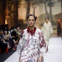 Masih dari koleksi Biyan, terusan siluet A-line seperti ini cocok dipakai wanita dengan berbagai ukuran tubuh. Foto: Moh abduh/Wolipop