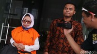 Fatmawati Faqih yang merupakan perantara suap untuk Walikota Nonaktif Kendari, Adriatma Dwi Putra diperiksa sebagai saksi untuk tersangka Direktur Utama PT Sarana Bangun Persada Hasmun Hamzah.