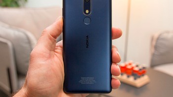Nokia 5.1 adalah update dari Nokia 5 yang rilis tahun lalu. Bentuknya memanjang, ini penampakan bagian belakangnya. Foto: Pocket Lint