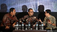 (Kiri-kanan) Wali Kota Semarang Hendar Prihadi, Wali Kota Makassar Ramdhan Pomante dan Anggota Board TI Indonesia Metta Dharmasaputra di sela-sela diskusi Melawan Korupsi di Daerah.