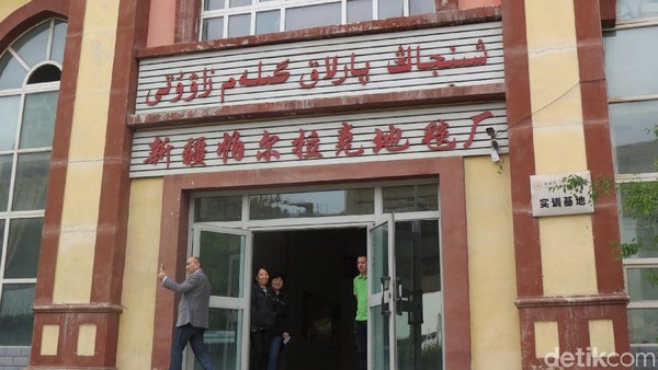 Inilah Xinjiang Parlak Carpet Factory di Urumqi, Xinjiang, China. Ciri khas dari kerajian muslim Uyghur adalah karpet (Fitraya/detikTravel)