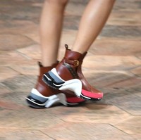 Deretan sneakers yang menjadi alas kaki andalan Louis Vuitton pada beberapa musim terakhir, juga masih diangkat. Kali ini, hadir sneakers bergaya boots. (Foto: Getty Images)