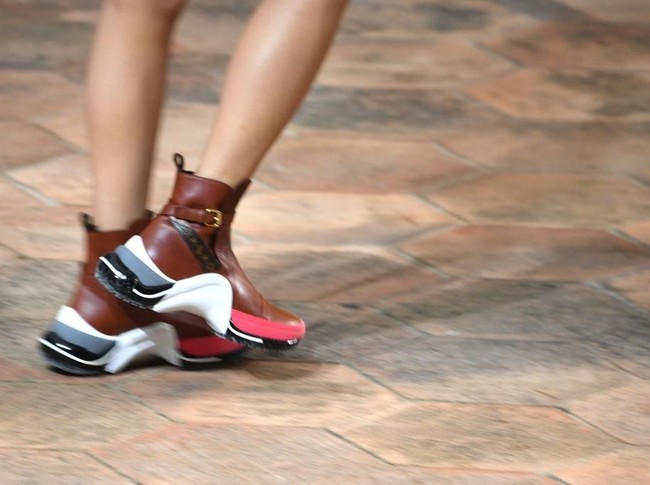 Deretan sneakers yang menjadi alas kaki andalan Louis Vuitton pada beberapa musim terakhir, juga masih diangkat. Kali ini, hadir sneakers bergaya boots. (Foto: Getty Images)