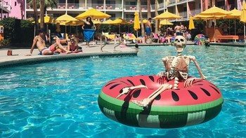 Berenang di kolam renang hotel. Foto: instagram.com/omgliterallydead