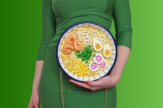 Tas ramen ini adalah salah satu contohnya. Jika dilihat sekilas, orang tidak akan mengira kalau ramen yang ditampilkan di foto ini adalah sebuah tas kecil. Foto: Instagram/rommydebommy