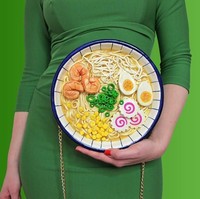 Tas ramen ini adalah salah satu contohnya. Jika dilihat sekilas, orang tidak akan mengira kalau ramen yang ditampilkan di foto ini adalah sebuah tas kecil. Foto: Instagram/rommydebommy