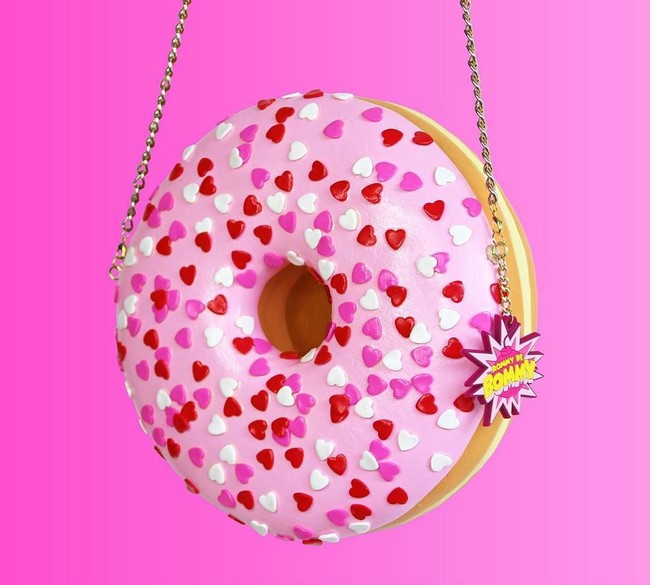 Adalah brand ROMMYDEBOMMY yang membuat tas-tas unik bentuk makanan ini. Wanita asal Belanda bernama Rommy Kuperus lah desainer yang berada di balik tas-tas unik tersebut. Foto: Instagram/rommydebommy