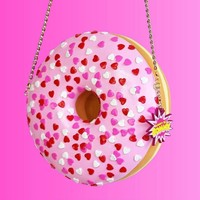 Adalah brand ROMMYDEBOMMY yang membuat tas-tas unik bentuk makanan ini. Wanita asal Belanda bernama Rommy Kuperus lah desainer yang berada di balik tas-tas unik tersebut. Foto: Instagram/rommydebommy