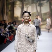 Gaun tulle putih dengan embroidery bunga ala Biyan sangat cantik dipakai di Hari Raya. Mulai dari shalat hingga bertemu keluarga. Foto: Moh abduh/Wolipop