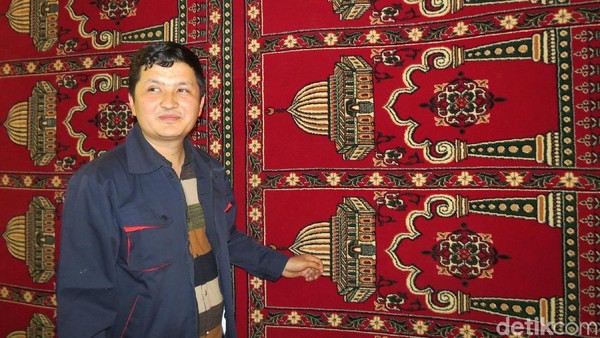Manajer Parlak Carpet, Mardan Keram menunjukan karpet untuk sajadah masjid. Membuat kerajinan karpet adalah warisan Uyghur secara turun temurun (Fitraya/detikTravel)