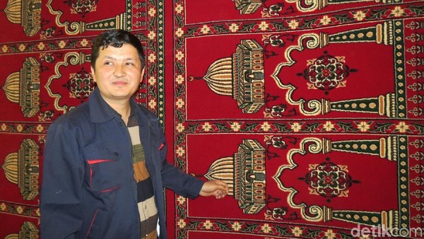 Manajer Parlak Carpet, Mardan Keram menunjukan karpet untuk sajadah masjid. Membuat kerajinan karpet adalah warisan Uyghur secara turun temurun (Fitraya/detikTravel) Manajer Parlak Carpet, Mardan Keram menunjukan karpet untuk sajadah masjid. Membuat kerajinan karpet adalah warisan Uyghur secara turun temurun (Fitraya/detikTravel)