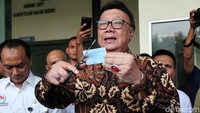 Tjahjo menggunting e-KTP rusak.