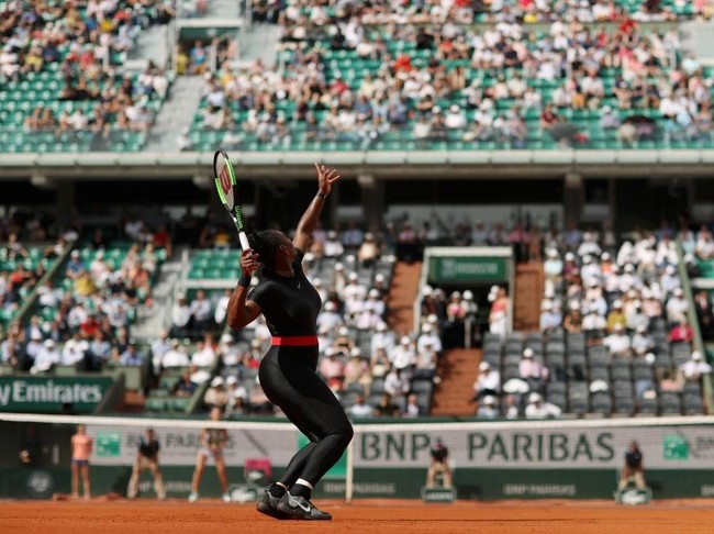 Aku menyebutnya catsuit yang terinspirasi dari Wakanda, ujar Serena Williams seperti dikutip The Guardian, menyinggung nama negara khayalan di film superhero Black Panther. (Foto: Matthew Stockman/Getty Images)