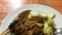 Racikannya sederhana tapi selalu memikat. Inilah Sate Ayam Barokah yang dicicip @uufoodstreak. Baluran bumbu kacang yang gurih nikmat disirami royal di atas sate. Nyamm! Foto: Instagram