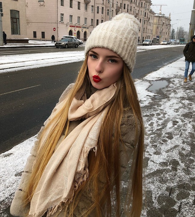 Pada akun Instagram pribadinya, Oksana kerap kali membagikan foto-foto berbagai aktivitas dirinya yang jauh dari gambaran guru matematika selama ini. Foto: Instagram