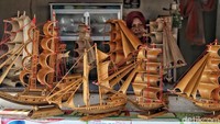 Saat ini penjualan miniatur kapal bambu Engkim masih di sekitar Jakarta. Saat ini penjualan miniatur kapal bambu Engkim masih di sekitar Jakarta.